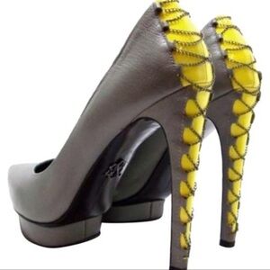 Rock & Republic edgy Gray Pumps with Yellow Lace-Accent Studded Chain Size 7